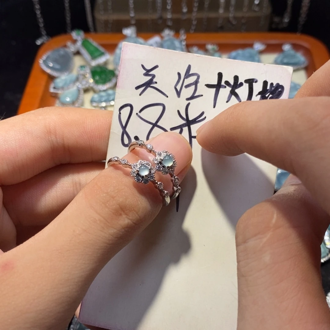 翡翠未镶嵌颈饰两个戒指