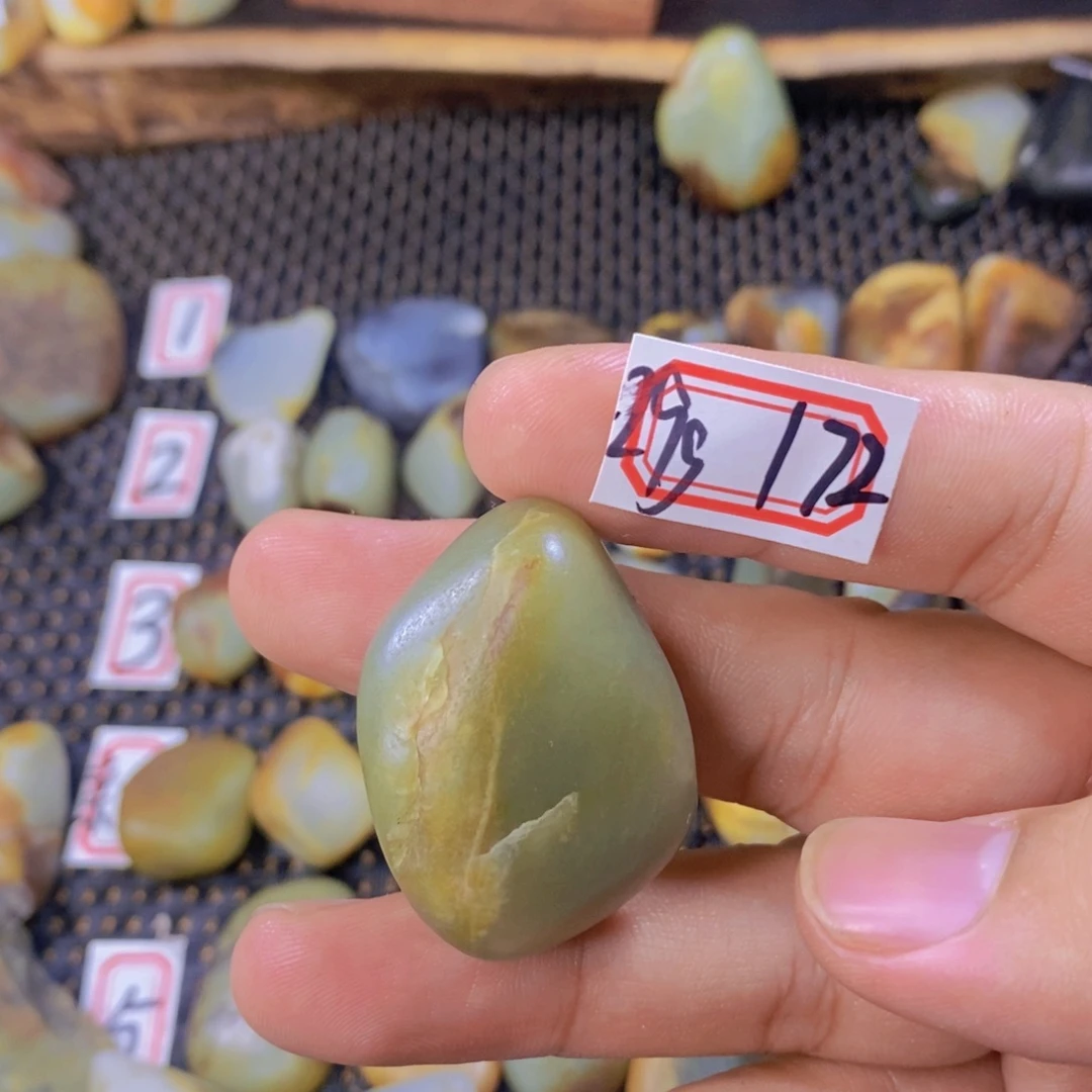 颈饰未镶嵌和田玉（糖玉）