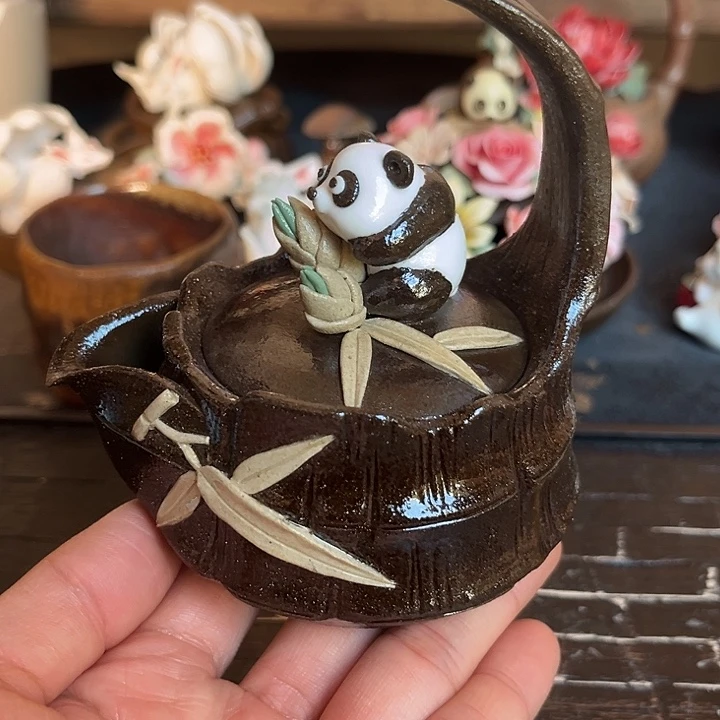 千玺造物岩泥熊猫抱竹半提梁壶