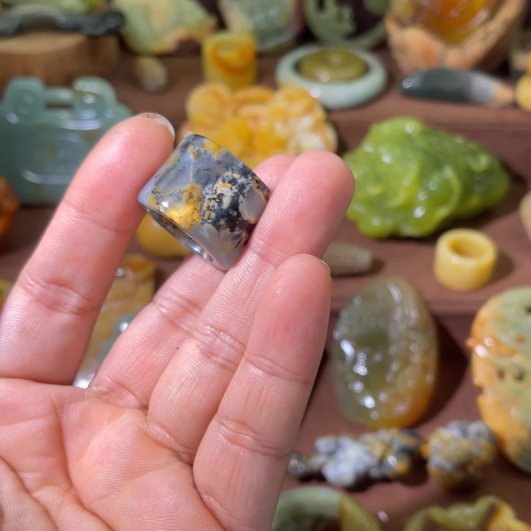 玉***喵未镶嵌蛇纹石玉颈饰
