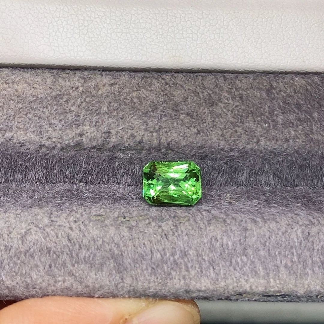 石榴石未镶嵌2.32克拉天然玻璃体满火彩沙弗莱