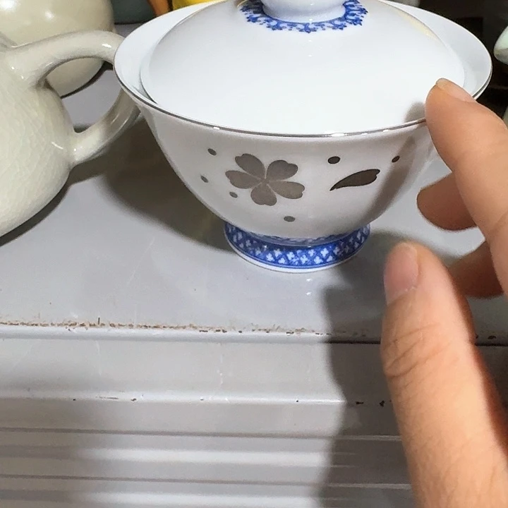 主人杯一个，瓷。。。品茗