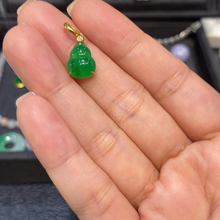 翡翠18K金镶嵌颈饰冰绿葫芦