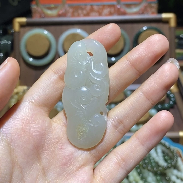 渴***1和田玉未镶嵌颈饰