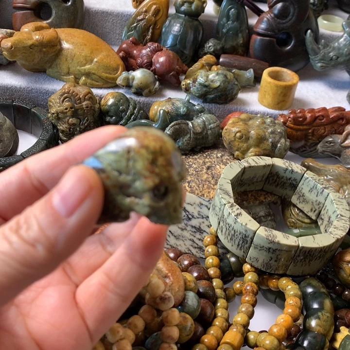 未镶嵌岫岩河磨玉（透闪石质玉）把件