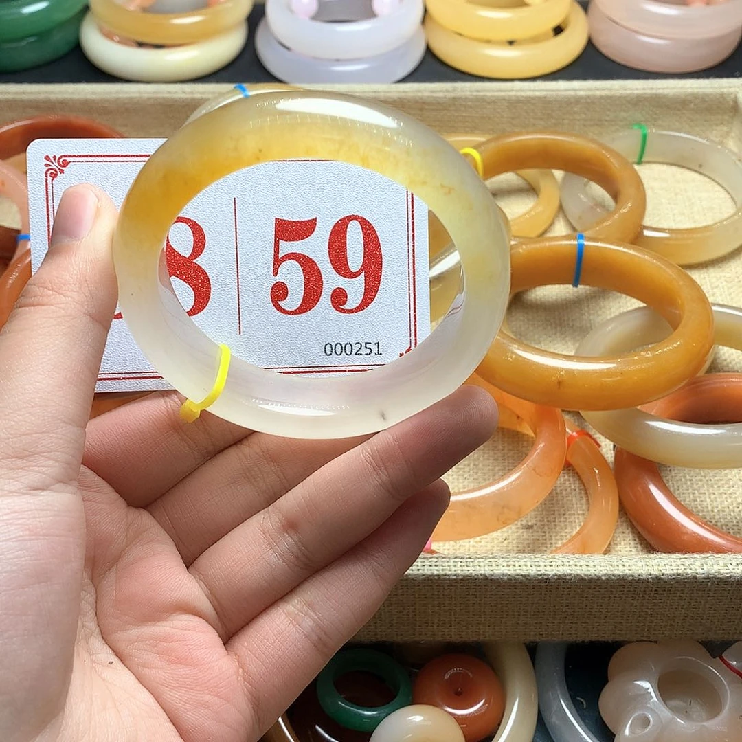 未镶嵌石英质玉（黄龙玉）手镯