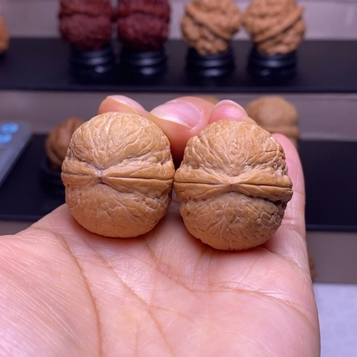 文玩核桃把件碧海龙珠45