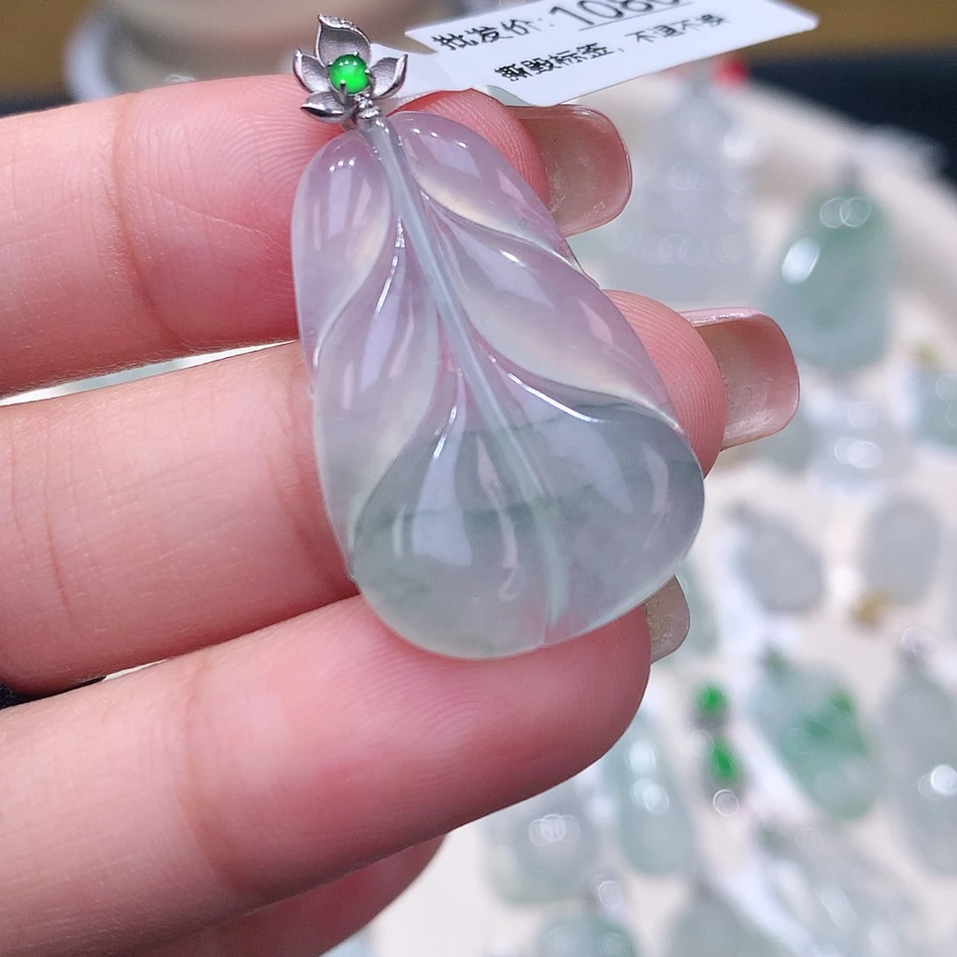 颈饰18K金镶嵌翡翠叶子