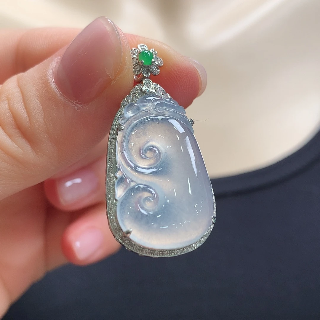 翡翠18K金镶嵌颈饰如意