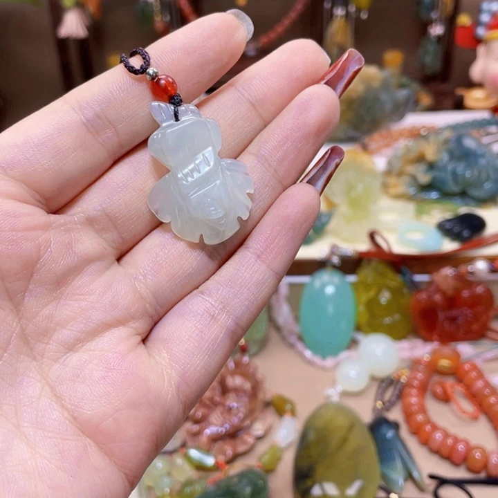 蛇纹石玉颈饰未镶嵌