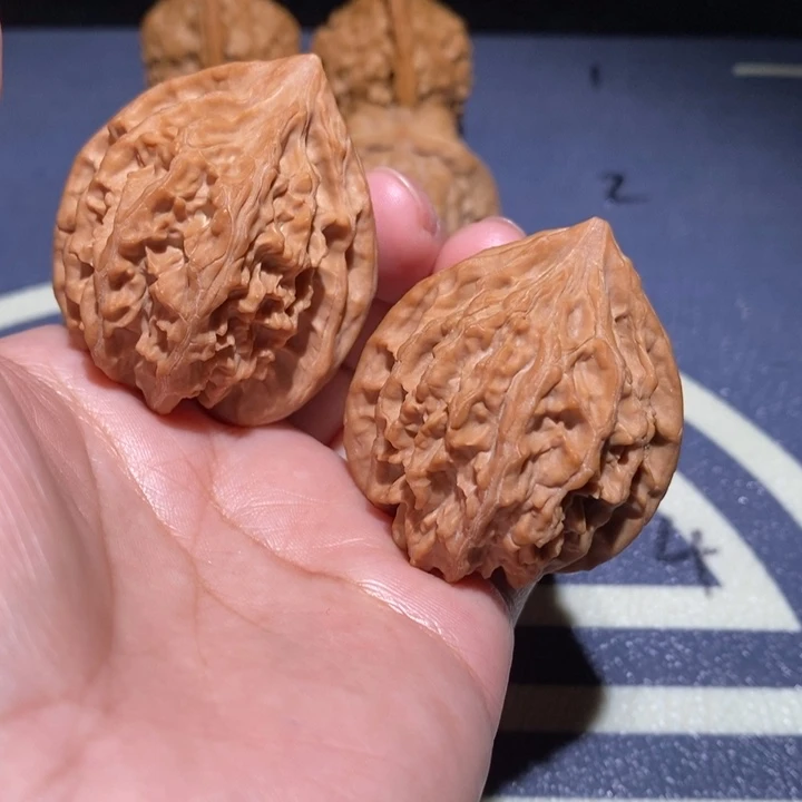 文玩核桃吊坠血灯笼