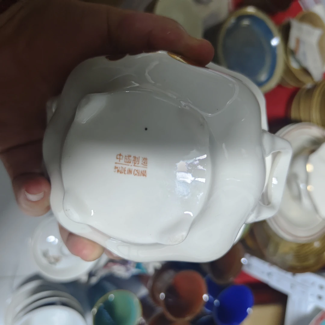 雕金红果罐一个，