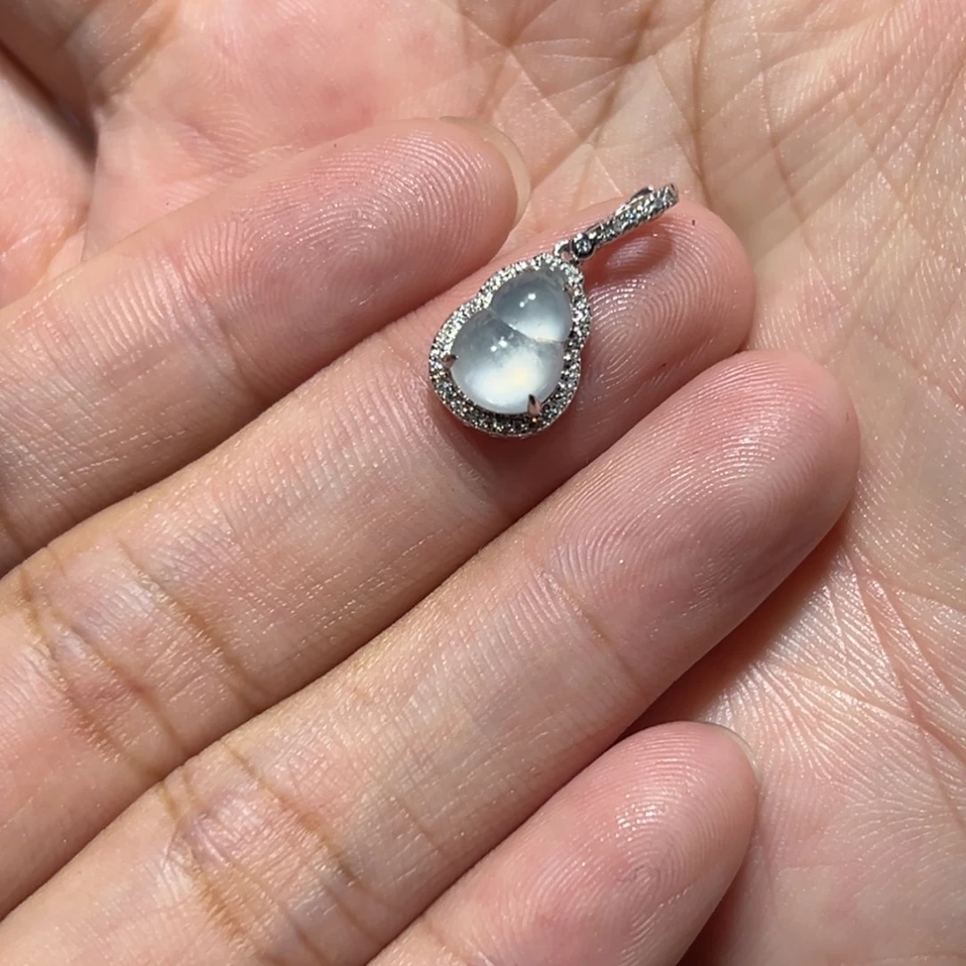 —***—颈饰18K金镶嵌翡翠