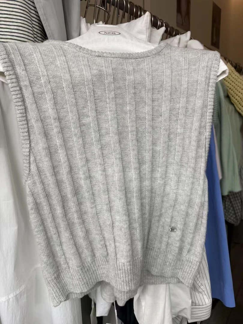 好喜欢这个浅灰色针织背心 很百搭