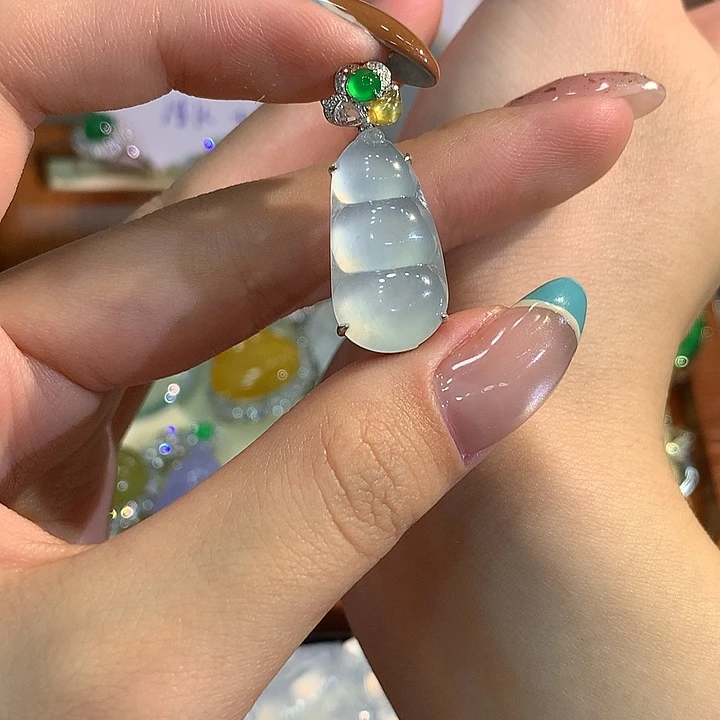 颈饰18K金镶嵌翡翠