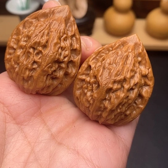 核桃34大红袍手把件