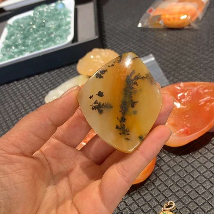 石英质玉（黄龙玉）未镶嵌颈饰