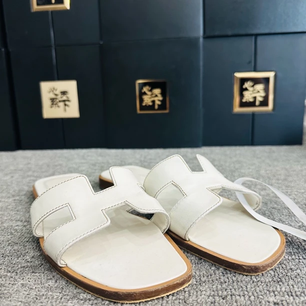 95新 Hermes/爱马仕 经典H拖鞋 白色款 38码 ysc1668