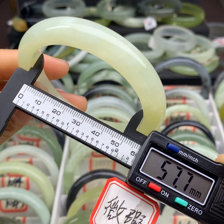 蛇纹石玉未镶嵌手镯1069