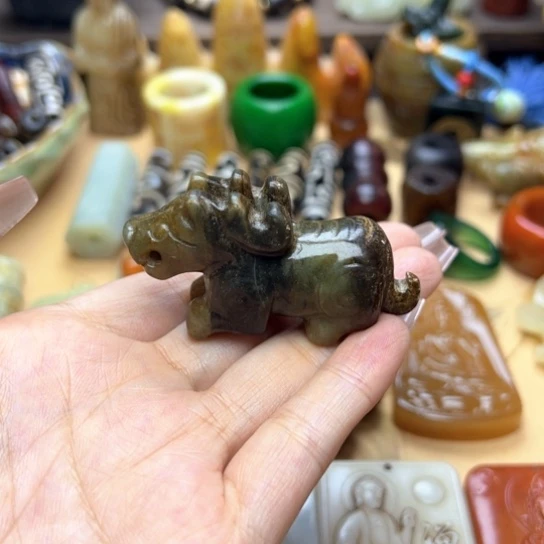 蛇纹石玉未镶嵌颈饰