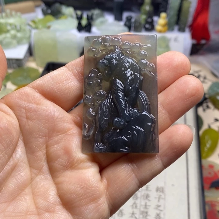 蛇纹石玉合金颈饰百**润