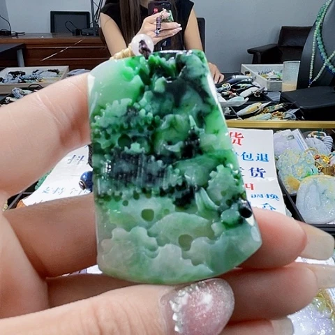翡翠未镶嵌颈饰一个