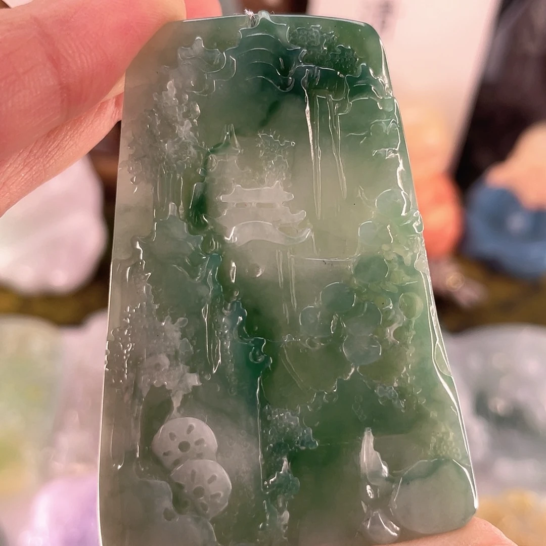 翡翠未镶嵌颈饰山水