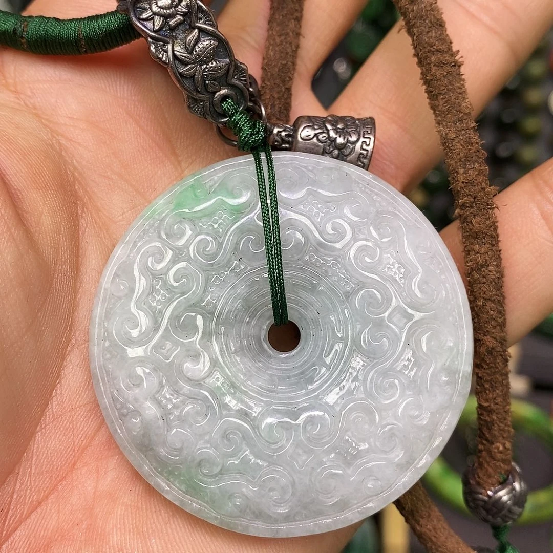 颈饰未镶嵌翡翠漂亮美眉