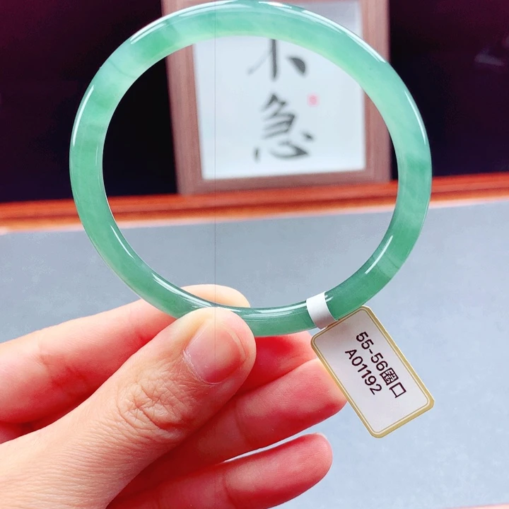 未镶嵌手镯翡翠圆镯