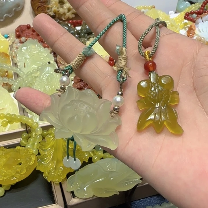 未镶嵌蛇纹石玉吊坠