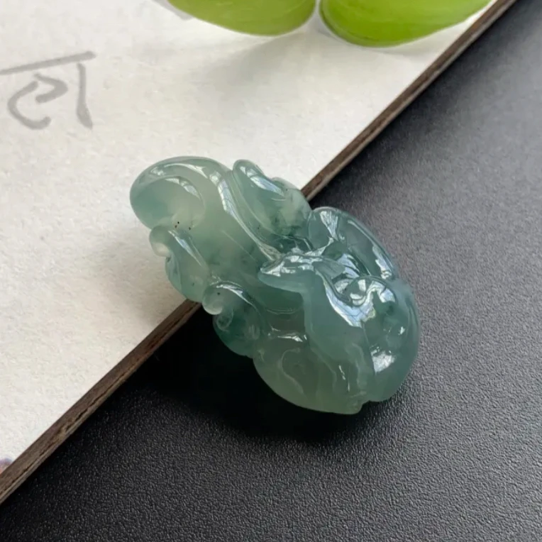 天然缅甸翡翠A货吊坠冰绿绿色精雕精美气质