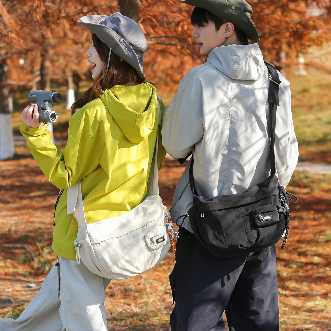 休闲运动风斜挎包女2026新款潮男轻便饺子包大容量通勤旅行单肩包