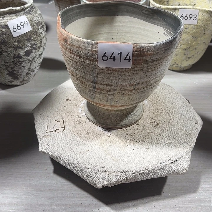 摆件高15，口16.5，有孔，6414