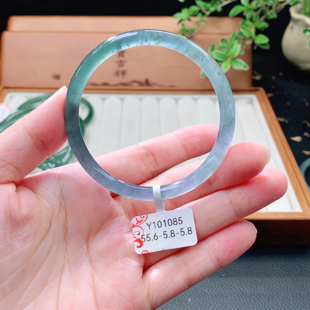 翡翠未镶嵌手镯（圆镯）