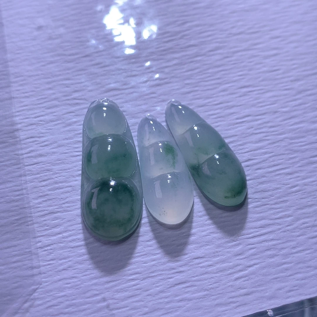 翡翠未镶嵌颈饰一手