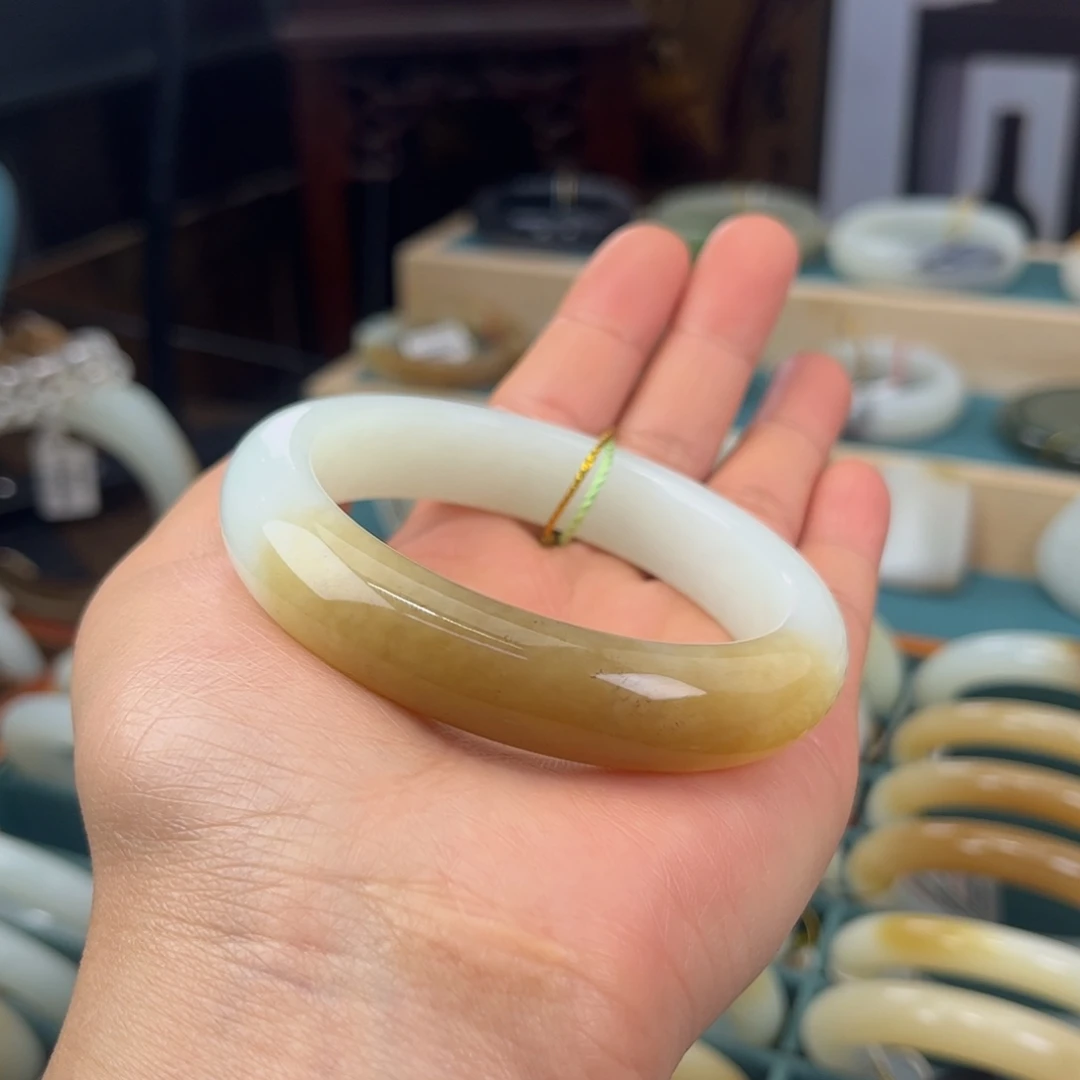 和田玉未镶嵌手镯