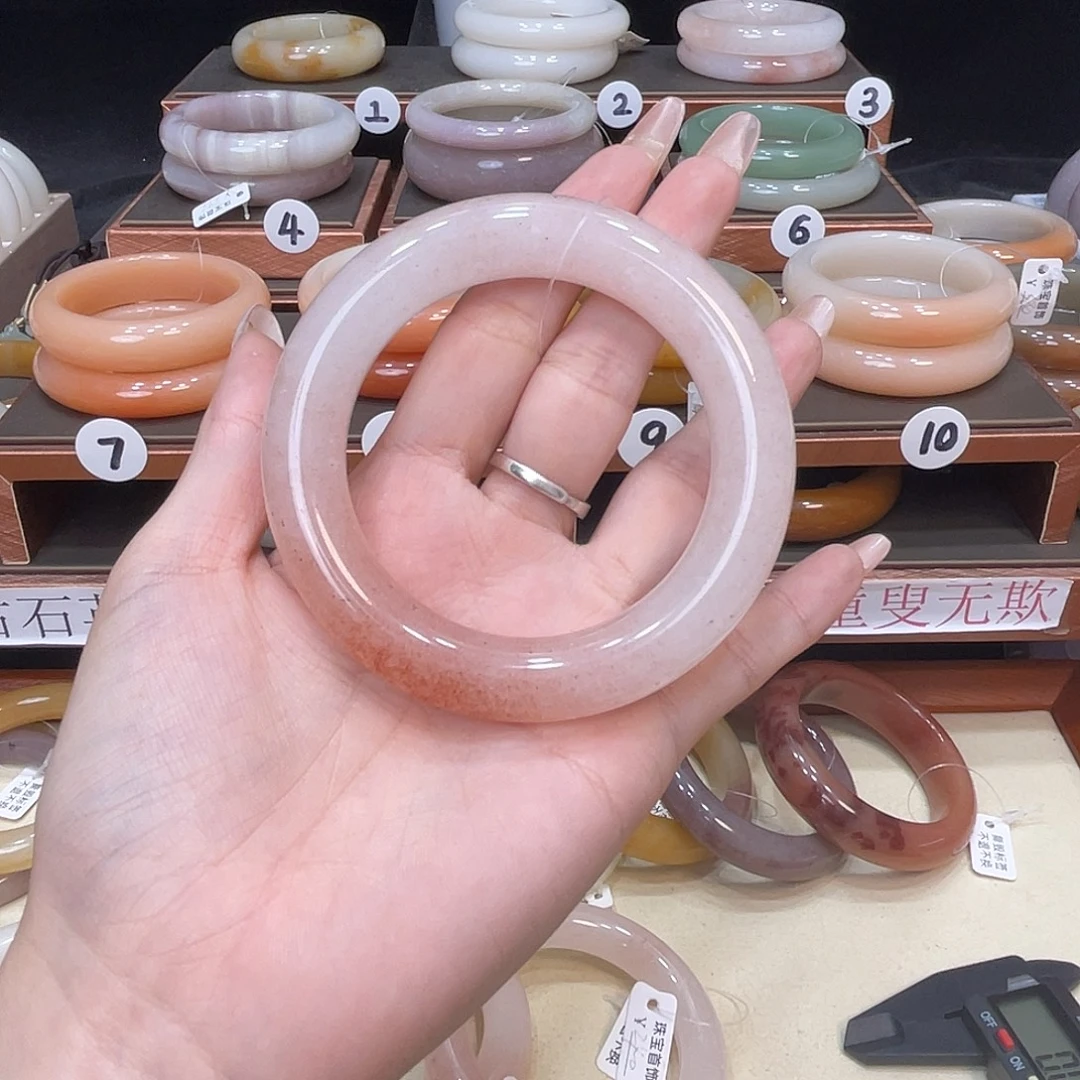 y***.石英岩玉未镶嵌手镯