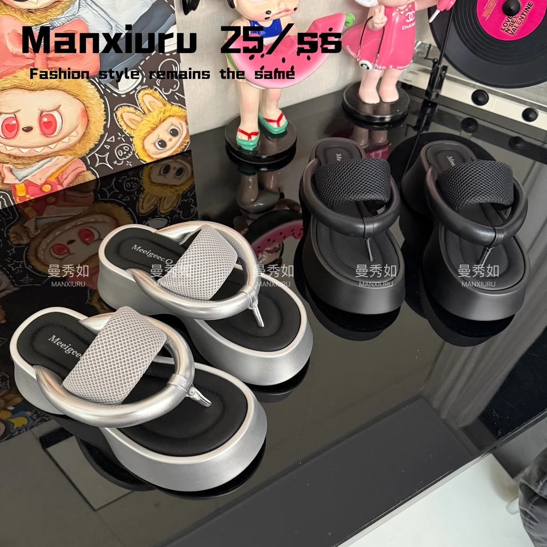【曼曼】ManXR-“夹脚香肠拖”2025夏季踩屎感厚底增高夹趾人字拖