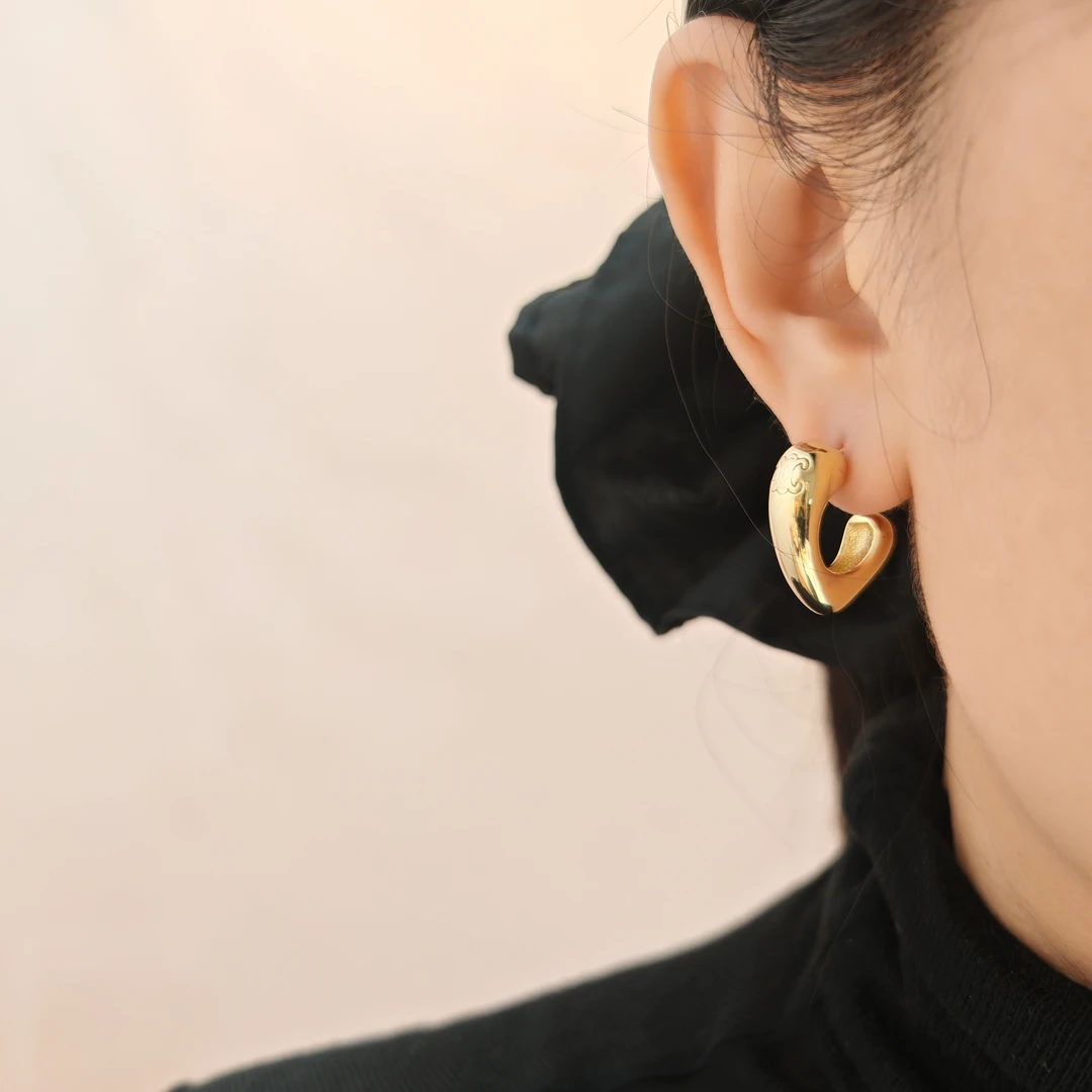 铜合金耳饰 S&L17韩国冷淡轻奢小众设计感桃心耳钉高级百搭耳饰