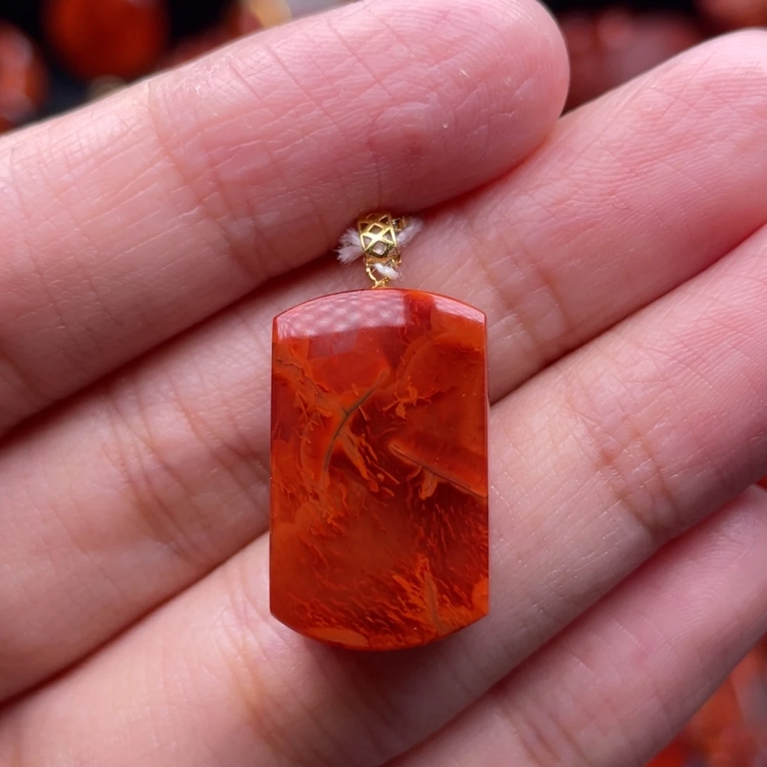 南红玛瑙18K金镶嵌珠宝奇石无事牌吊坠