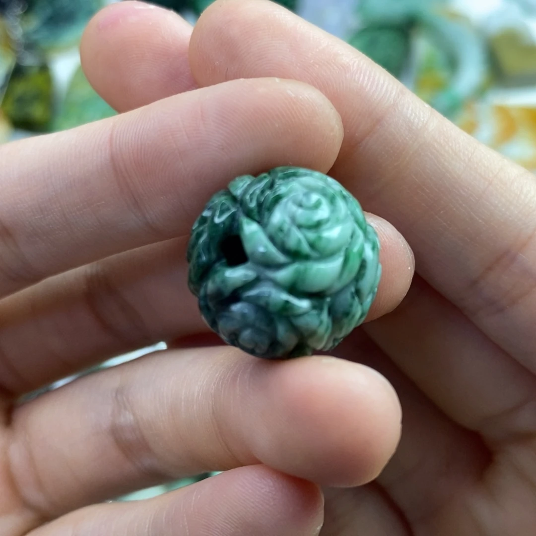 翡翠未镶嵌颈饰超**盖