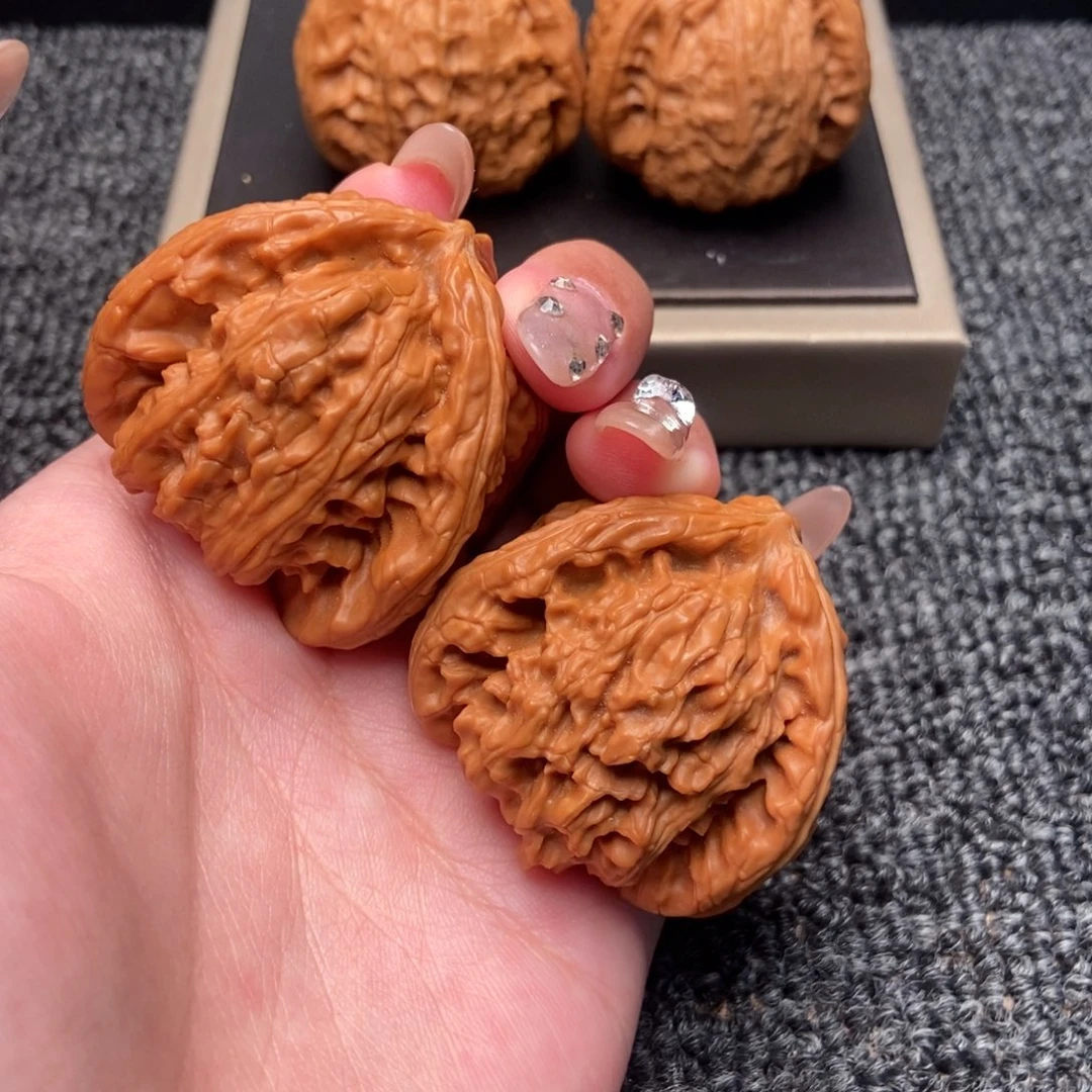 旺***仔木质类白狮子正奔