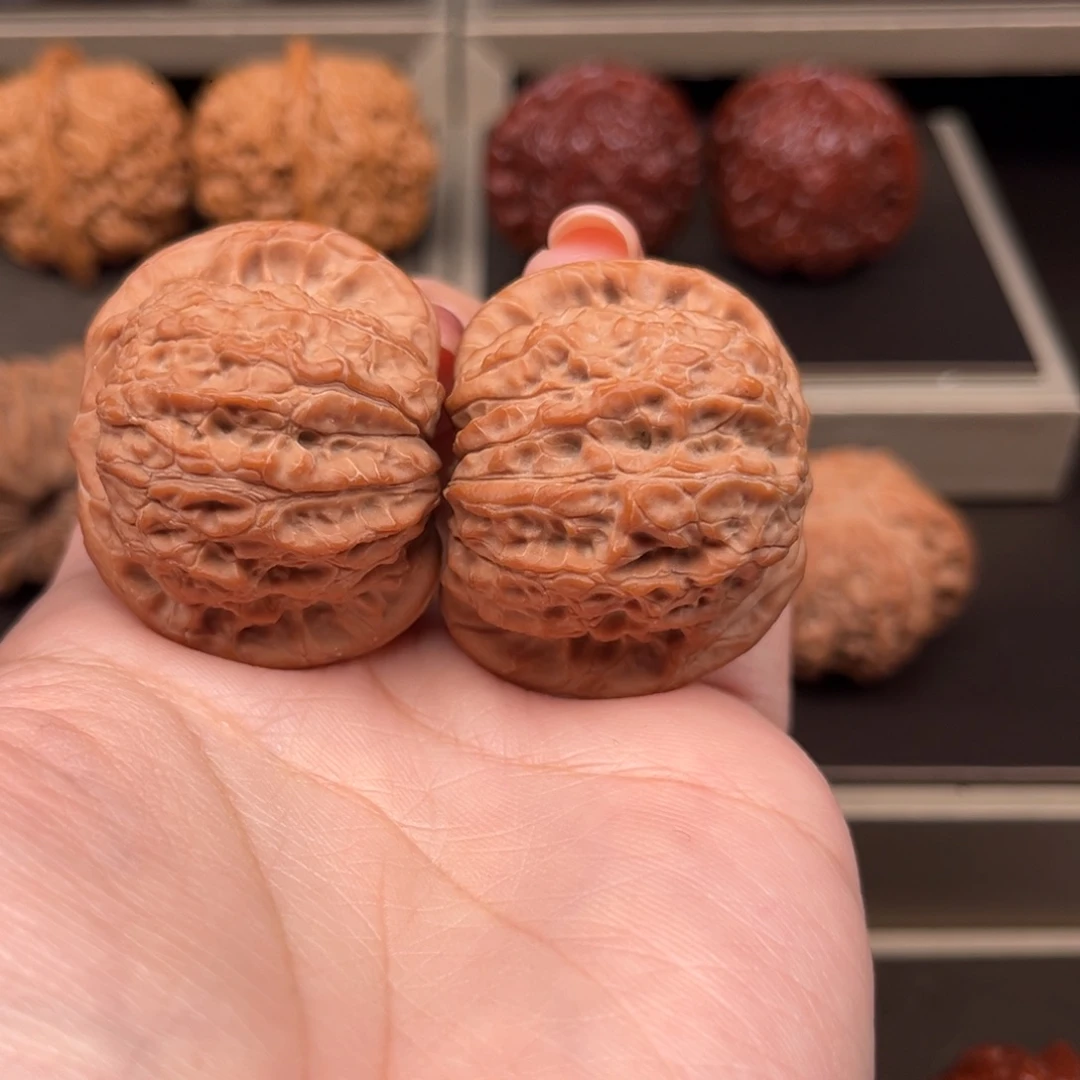 李***义桃核把件平谷野生原树血麒麟