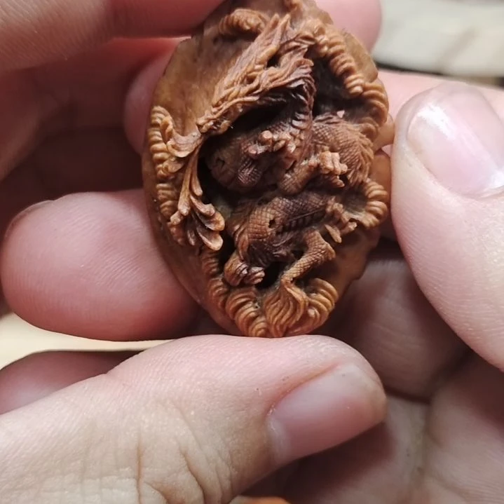 纯手工桃核镂空雕刻神龙戏水