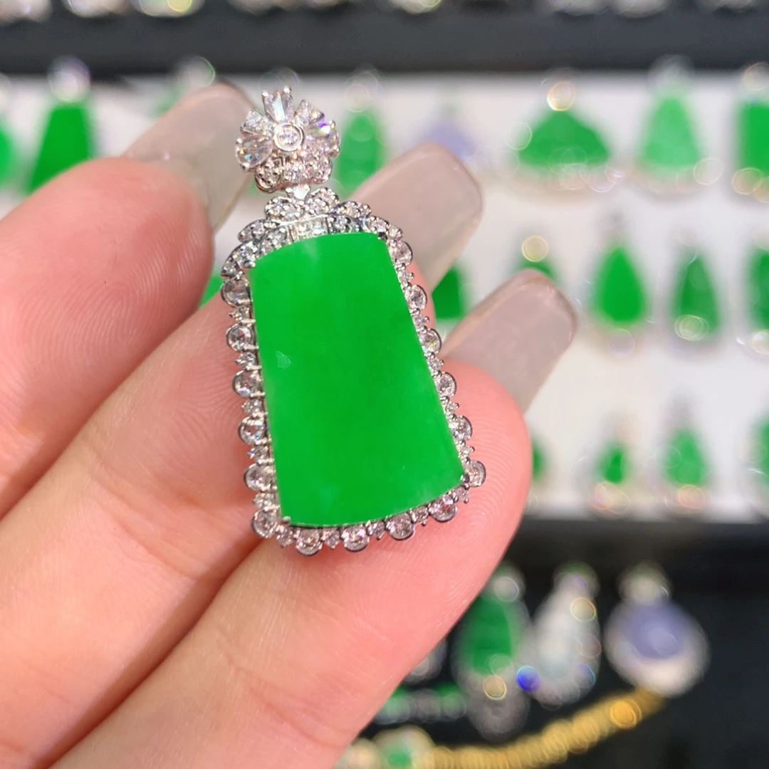 翡翠18K金镶嵌颈饰