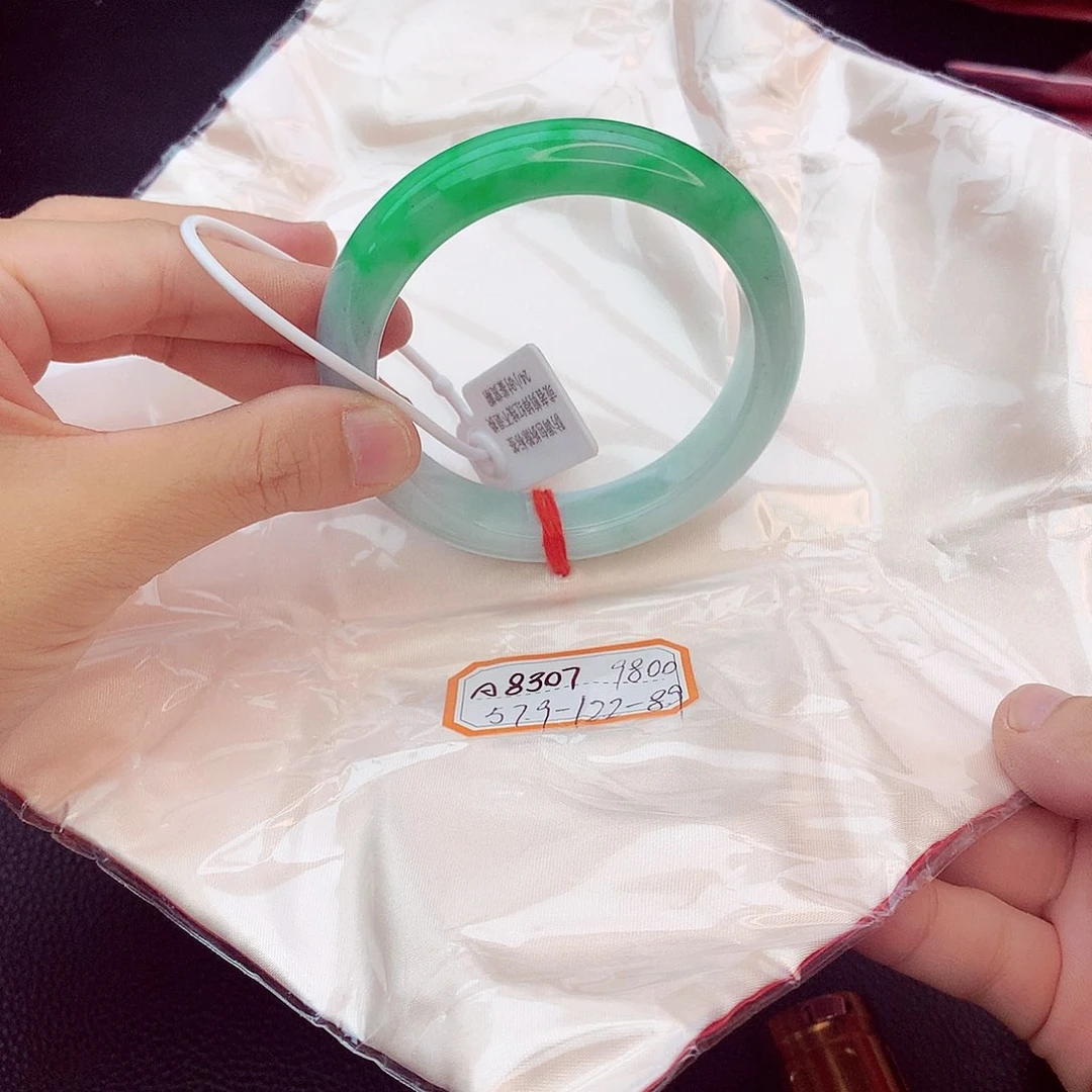 翡翠手镯未镶嵌翡翠