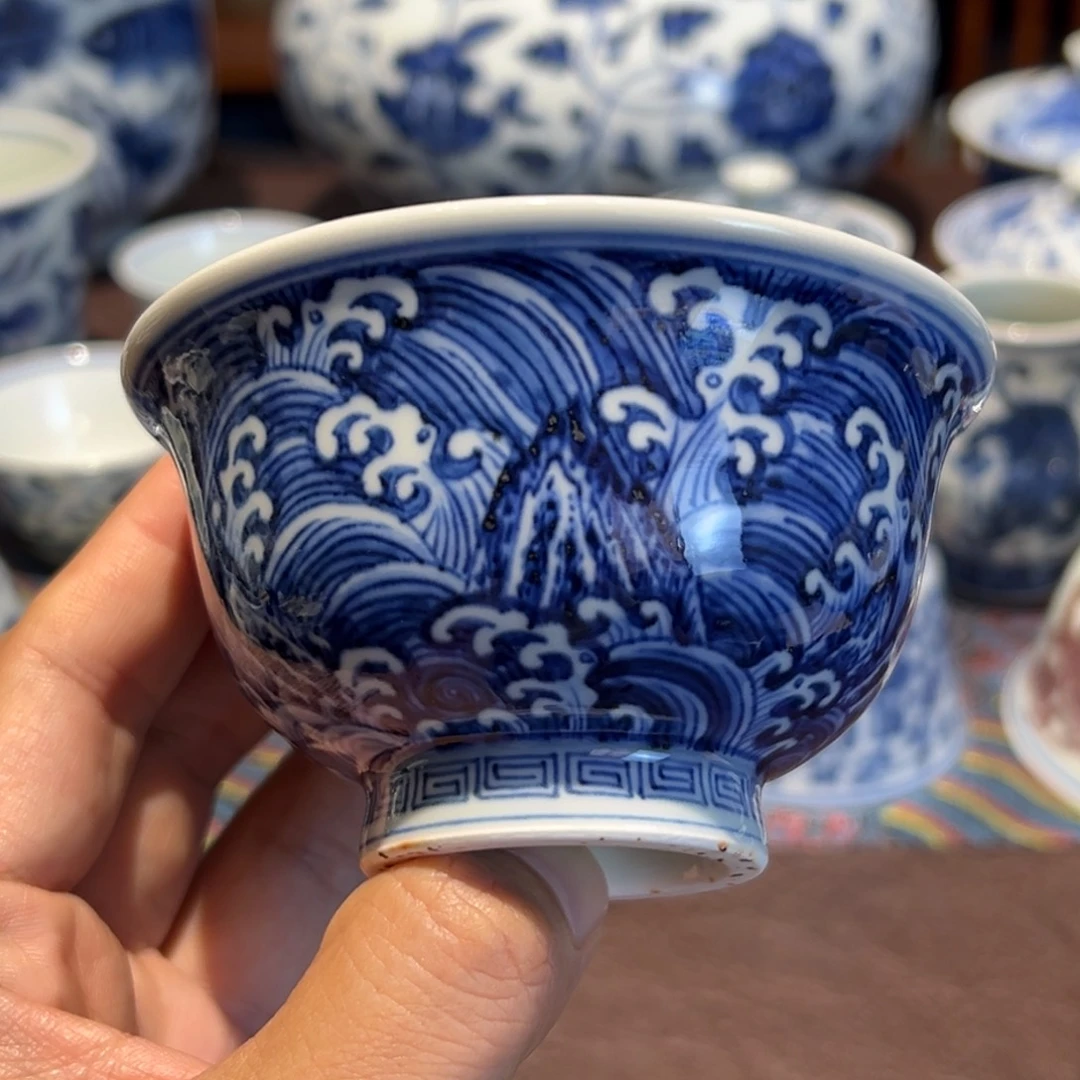 精品青花江崖海水纹压手杯口径约9.5厘米