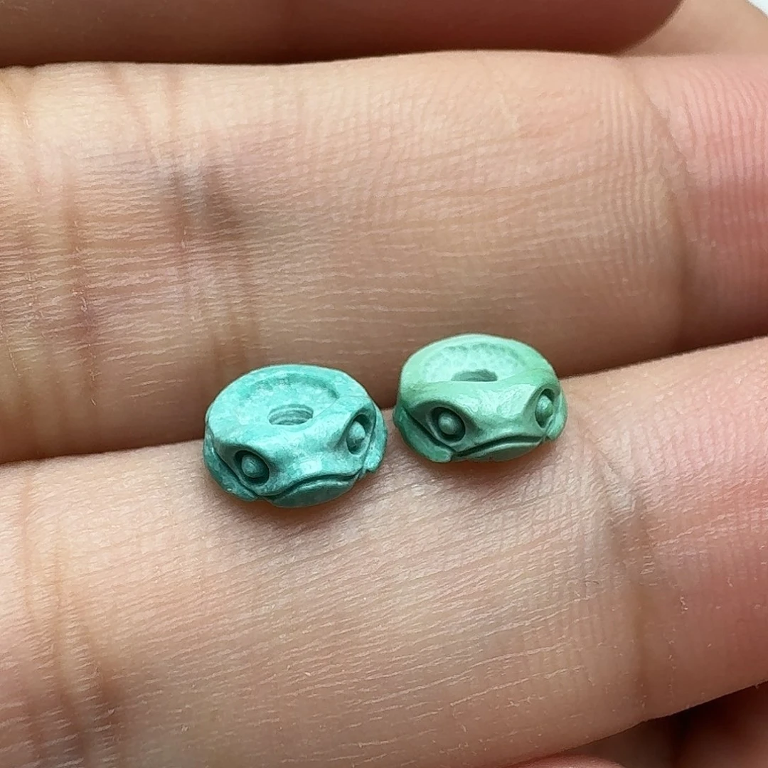 绿松石未镶嵌青蛙扣一对