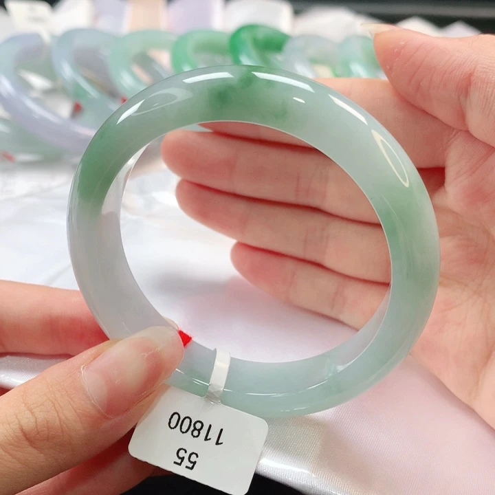 翡翠手镯未镶嵌55圈