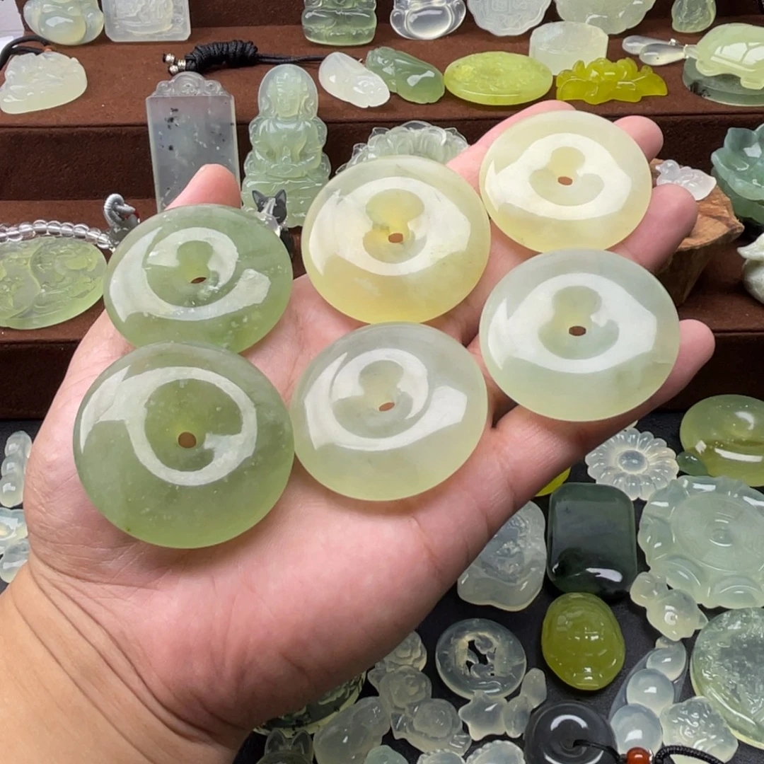 摆****未镶嵌蛇纹石玉颈饰